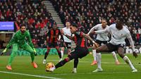 Striker Bournemouth Justin Kluivert berupaya melepaskan tembakan ke gawang Liverpool yang dijaga Alisson Becker dalam lanjutan Premier League 2024/2025, Sabtu (1/2/2025). (AFP/Glyn Kirk)