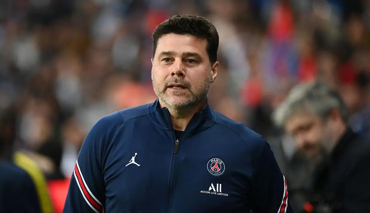 Mauricio Pochettino berpisah dengan Paris Saint-Germain pada musim lalu. Anehnya, ia dipecat setelah berhasil memenangkan gelar juara Liga Prancis. Sebelumnya, pria kelahiran Argentina tersebut pernah mencatatkan rekor gemilang dengan mengantarkan Tottenham Hotspur hingga babak final Liga Champions. Selain PSG dan Tottenham, Pochettino juga pernah menangani Southampton dan Espanyol. Ia belakangan ini dikaitkan dengan kursi kepelatihan Chelsea. (AFP/Franck Fife)