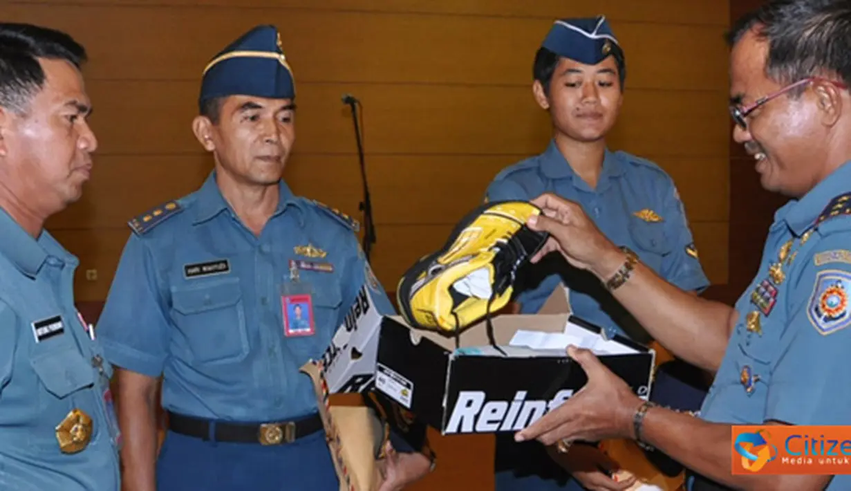 Citizen6, Surabaya:  Menjelang Pekan Olahraga TNI AL Wilayah Timur (Porwiltim) 2012 dua pekan lagi, 142 orang atlit mendapat pengarahan dan motivasi dari Komandan Kobangdikal Laksda TNI Saidiman, Selasa (22/5). (Pengirim: Penkobangdikal)