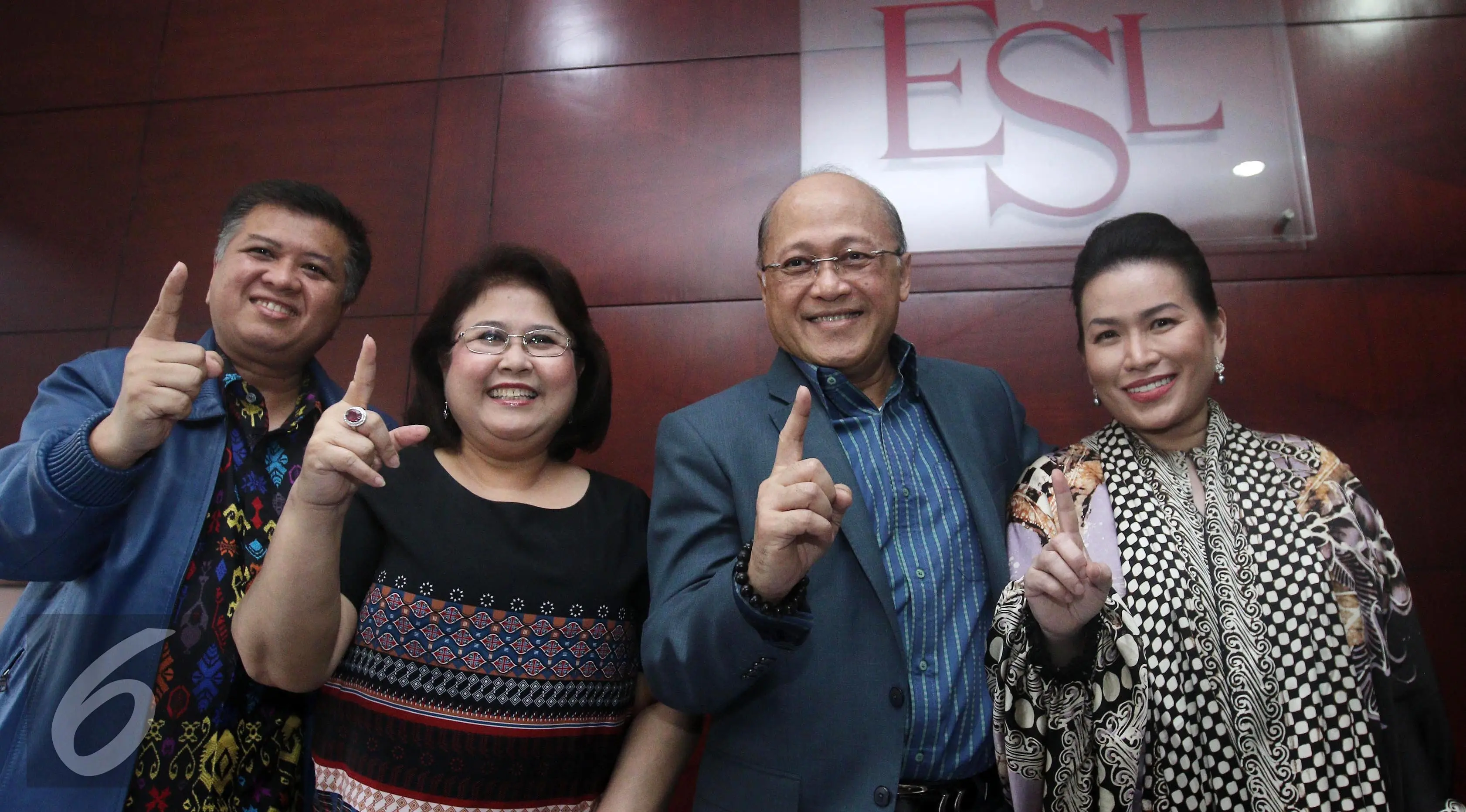 Mario Teguh bersama istri, Linna Teguh dan dua pengacaranya, Elza Syarief dan Vidi Galenso Syarief. (Herman Zakharia/Liputan6.com)