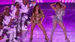 Penampilan Jennifer Lopez dan Shakira dalam Super Bowl Halftime Show di Hard Rock Stadium, Miami Gardens, Florida, Amerika Serikat, Minggu (2/2/2020). Tampil seksi, Jennifer Lopez dan Shakira sukses memanaskan panggung Super Bowl Halftime Show. (Elsa/Getty Images/AFP)