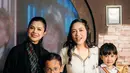 Dalam foto yang beredar, Rachel tampil menawan dengan kemeja putih lengan pemdek berpotongan kasual dan rok kotak-kotak ala seragam Hogwarts. [@vienstasman]