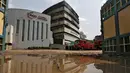 Mobil pemadam kebakaran terlihat berada di lokasi kebakaran yang melahap Museum Nasional Sejarah Alam di Ibu Kota India, New Delhi, Selasa (26/4). Seluruh bangunan berlantai enam itu habis terbakar. (REUTERS/Anindito Mukherjee)