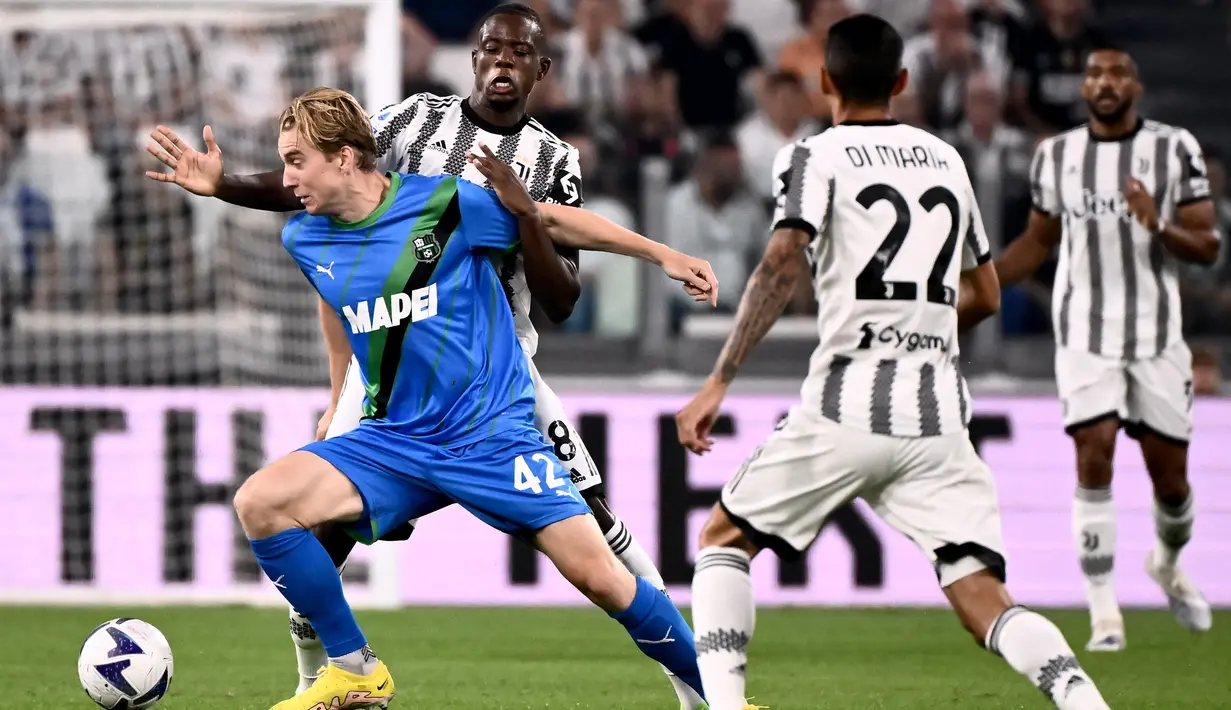 <p>Gelandang Sassuolo Norwegia Kristian Thorstvedt (kiri) berusaha mengontrol bola dari kawalan gelandang Juventus, Denis Zakaria selama pertandingan pertandingan Liga Serie A Italia di stadion Juventus di Turin (15/8/2022). Juventus menang atas Sassuolo 3-0. (AFP/Marco Bertorello)</p>