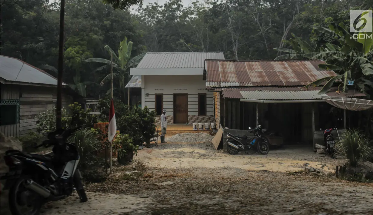 Bendera setengah tiang berkibar di sebuah rumah di Kabupaten Siak, Riau, Kamis (12/9/2019). Pengibaran bendera setengah tiang itu dilakukan sebagai Hari Berkabung Nasional selama tiga hari ke depan untuk menghormati almarhum Presiden ke-3 Indonesia BJ Habibie. (Liputan6.com/Faizal Fanani)