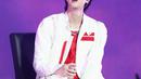 Penampilan Jin BTS dengan busana berwarna putih yang dipadukan merah ini juga tak lepas dari sorotan. Gaya kasual Jin BTS saat di atas panggung ini pun tetap terlihat memesona. (Liputan6.com/IG/@jin)