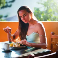 Ilustrasi sarapan pagi. (Foto oleh Oleksandr Pidvalnyi: https://www.pexels.com/id-id/foto/wanita-makan-sarapan-321598/)