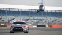 Keren, Menyetir Nissan GT-R Ini Pakai Stik PS