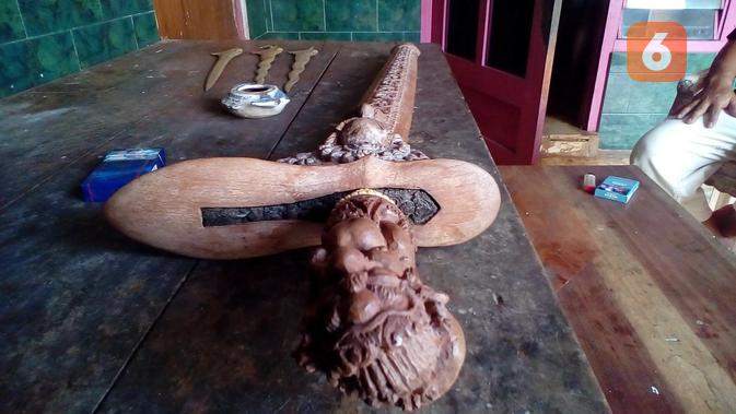 Inilah salah satu keris legendaris karya Empu Aeng Tongtong bernama Murka'. Beratnya mencapai 3 kilogram.