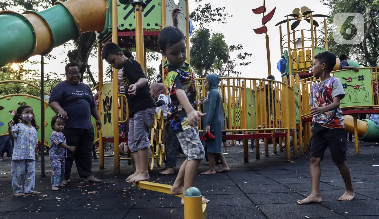 Anak-anak didampingi orangtua bermain di RPTRA Bhineka Jakarta Selatan, Sabtu (30/7/2022). Selain menjadi alternatif mengisi libur bersama keluraga, taman juga menjadi ruang bagi warga untuk berinteraksi sosial sekaligus mengeduksi anak untuk bermain bersama teman-teman dengan wahana yang tersedia. (Liputan6.com/Johan Tallo)