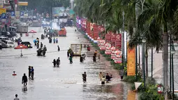 Hujan yang mengguyur Jakarta sejak Minggu (8/2) lalu, mengakibatkan tingginya genangan air di kawasan Kelapa Gading. Tampak jalan di kawasan tersebut terputus akibat genangan air yang tinggi, Jakarta, Selasa (10/2/2015). (Liputan6.com/Faizal Fanani)