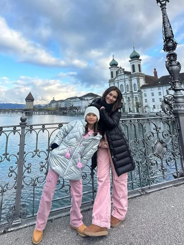 Ayu Ting Ting saat liburan ke luar negeri bersama putrinya. [@ayutingting92]