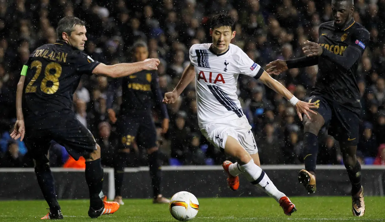 Pemain Spurs, Son Heung-Min (tengah), berebut bola dengan pemain Monaco dalam laga Grup J Liga Europa yang berlangsung di Stadion White Hart Lane, London, Inggris, Kamis (10/12/2015). (AFP/Ian Kington)