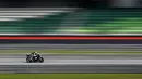 Pembalap Aprilia, Aleix Espargaro memacu motornya saat tes pramusim MotoGP 2024 di Sepang International Circuit, Sepang, Malaysia, Rabu (07/02/2024). (AFP/Mohd Rasfan)