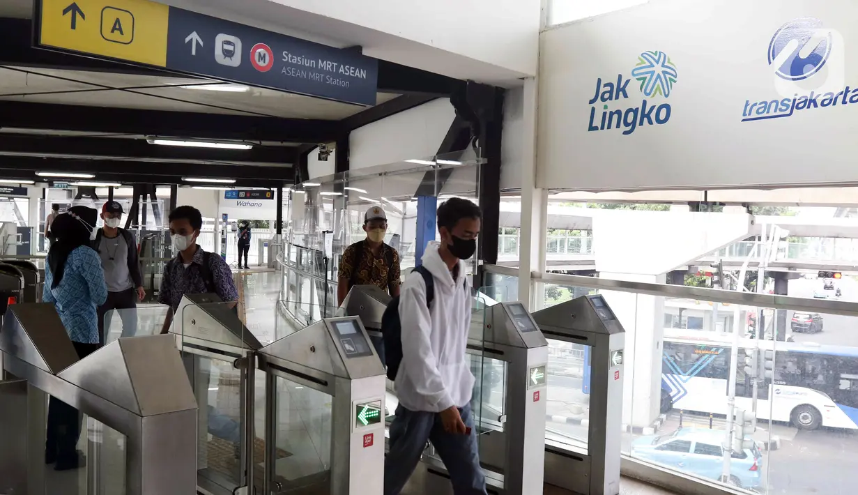 Penumpang memasuki Halte CSW, Jakarta, Kamis (11/8/2022). Gubernur DKI Jakarta Anies Baswedan menetapkan paket tarif integrasi untuk layanan transportasi umum massal yakni TransJakarta, MRT, dan LRT dengan plafon maksimum satu kali perjalanan sebesar Rp 10 ribu. (Liputan6.com/Herman Zakharia)