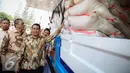 Menteri Pertanian, Amran Sulaiman meninjau pasar murah beras dan sapi di Gudang Bulog, Jakarta, Selasa (22/9/2015). Sebanyak 30 truk beras dan sapi didistribusikan ke sejumlah pasar tradisional DKI. (Liputan6.com/Faizal Fanani)