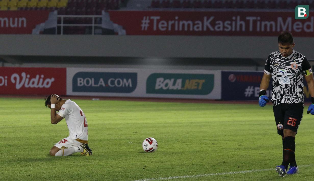 Ekspresi pemain PSM Makassar, Abdul Rahman (kiri) usai gagal menjebol gawang Persija Jakarta dalam babak adu penalti leg kedua semifinal Piala Menpora 2021 di Stadion Manahan, Solo, Minggu (18/4/2021). PSM Kalah 3-4 dari Persija. (Bola.com/Ikhwan Yanuar)