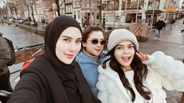Syahnaz Sadiqah saat Liburan Akhir Tahun. [@syahnazs]