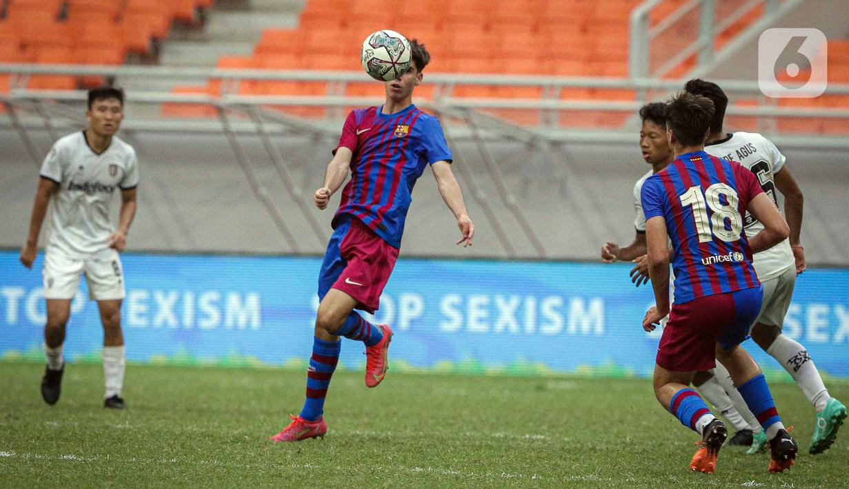 Pemain Barcelona U-18 Jan Molina Vilaseca (kedua kiri) mengontrol bola saat melawan Bali United U-18 pada pertandingan International Youth Championship (IYC) 2021 di Jakarta International Stadium (JIS), Jakarta, Minggu (17/4/2022). Barcelona U-18 menang 3-0. (Liputan6.com/Faizal Fanani)