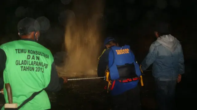 Tim SAR gabungan melakukan operasi SAR seorang remaja Banjarnegara yang tenggelam di Curug Tiga, Baturraden, Banyumas. (Foto: Liputan6.com/Tagana Banyumas)