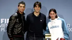 Portugal's Cristiano Ronaldo, Brazil's Kaka and Argentina's Lionel Messi pose during a press conference prior to the FIFA World Player Gala 2007 award ceremony 17 December 2007 in Zurich. AFP PHOTO / FABRICE COFFRINI