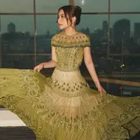 Manis dan elegan, gaun hijau yang dikenakan Prilly terlihat sangat cocok untuknya. (sumber: Instagram @prillylatuconsina96)