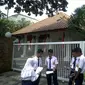 5 Pelajar SMPN 252 Jakarta mendatangi Rumah Transisi untuk memprotes penerapan Kurikulum 2013 di sekolah mereka (Liputan6.com/Silvanus Alvin)