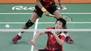 Perolehan emas cabang bulu tangkis pasangan Tontowi Ahmad dan Liliyana Natsir menjadi kado terindah menjelang detik-detik HUT RI berakhir. Indonesia Raya berkumandang di Riocentro, Rio de Janeiro, Brasil, Rabu (17/8/2016). (AP Photo/Mark Humphrey)