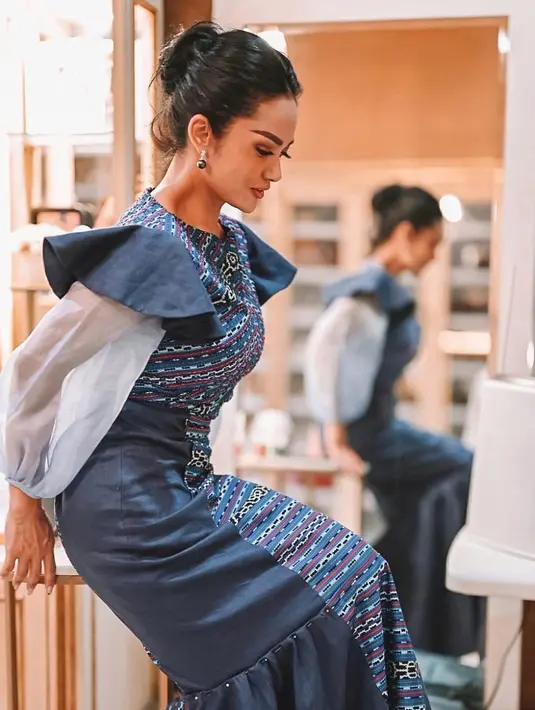 Tais Timor Leste jadi salah satu motif favorit Krisdayanti. Desainer Didiet Maulana merancang secara khusus busana untuk Krisdayanti menggunakan Tais Timor Leste.