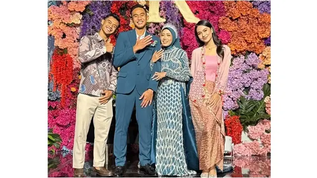 5 Potret Azizah Salsha saat Kondangan Bareng Pratama Arhan, Kini Digugat Cerai