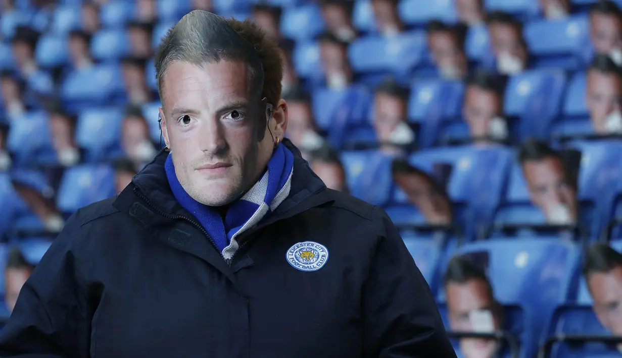 Seorang fans memakai topeng wajah Jamie Vardy saat menonton laga Leicester melawan Everton. Leicester protes terhadap keputusan FA yang memberikan hukuman larangan bermain sebanyak tiga kali kepada Vardy. (Reuters/Cral Recine)