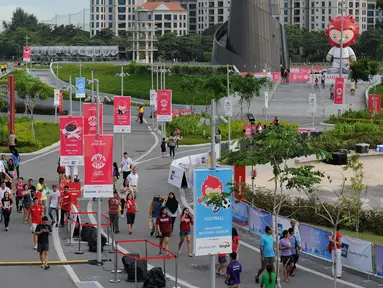 Ribuan warga, baik domestik maupun manca negara mendatangi lokasi pembukaan SEA Games 2015 di National Stadium Singapura, Jumat (5/6/2015). SEA Games 2015 Singapura berlangsung pada 5 hingga 16 Juni 2015. (Liputan6.com/Helmi Fithriansyah)
