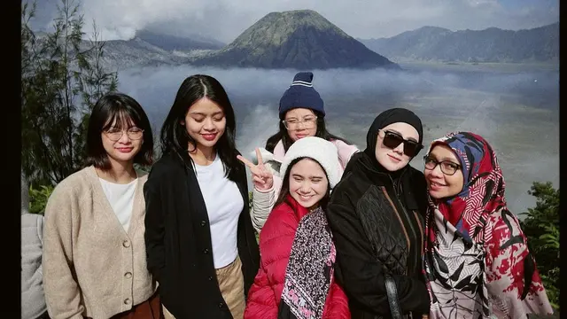 Ahmad Dhani dan Mulan Jameela liburan keluarga di Borobudur hingga Bromo (Foto: instagram @mulanjameela1)