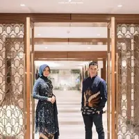 Sementara Rezky tampil mengenakan kemeja batik warna navy blue senada dengan kebaya Citra Kirana. (Instagram/imagenic).