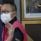 Terpidana kasus pembalakan liar dan perusakan alam, Adelin Lis (tengah) saat rilis penahanan di Gedung Penerangan Kejaksaan Agung, Jakarta, Sabtu (19/6/2021). Adelin Lis ditangkap di Singapura dan dipulangkan ke Indonesia setelah buron selama 13 tahun. (Liputan6.com/Helmi Fithriansyah)