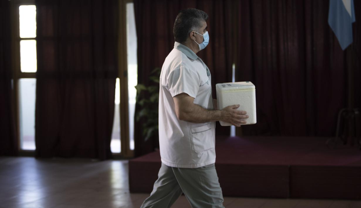 Seorang petugas medis membawa sebuah boks berisi vaksin COVID-19 di Buenos Aires, Argentina, 29 Desember 2020. Argentina meluncurkan kampanye vaksinasi untuk mengatasi penyakit COVID-19. (Xinhua/Martin Zabala)