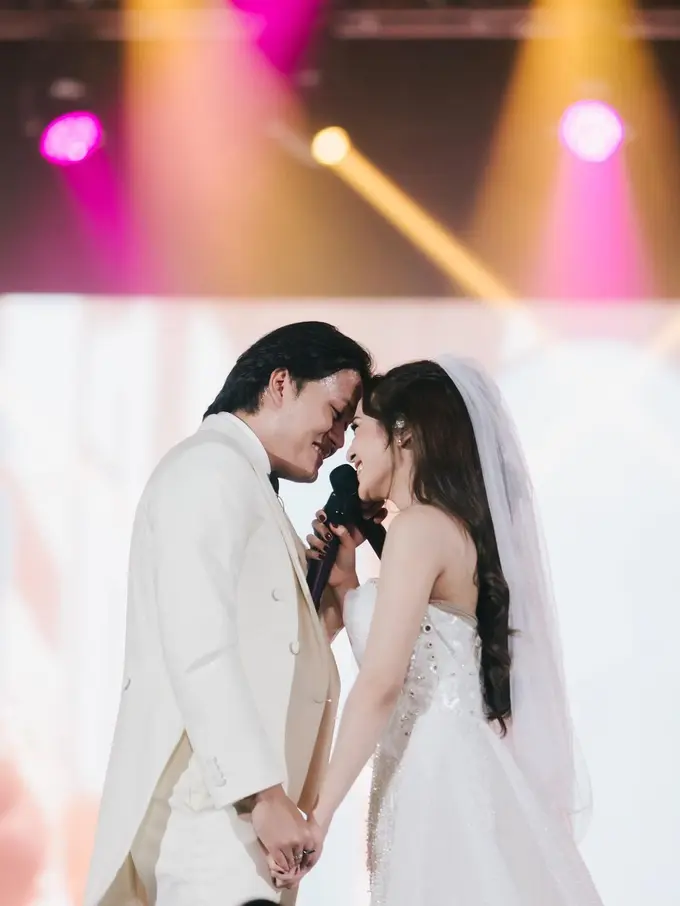 Tampilan Serasi Mahalini Raharja dan Rizky Febian Kenakan Baju Pengantin di Atas Panggung