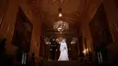 Gaun pernikahan yang dikenakan oleh Meghan Markle dan Pangeran Harry ditampilkan pada pameran “A Royal Wedding: The Duke and Duchess of Sussex” di Kastil Windsor, London, 25 Oktober 2018. Pameran ini dibuka hingga Januari 2019. (AP/Matt Dunham)