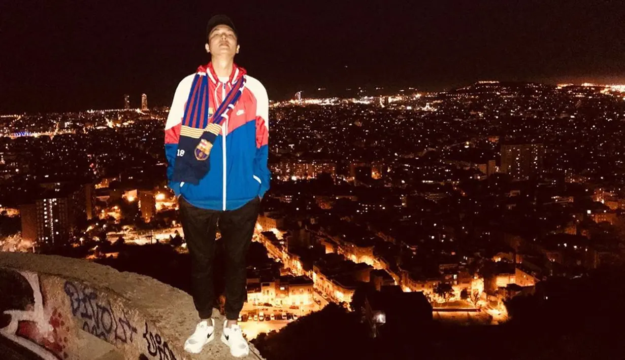 Disela-sela kesibukannya, Lee Min Ho sempat bertandang ke Barcelona untuk melihat pertandingan tim Barcelona secara langsung. Tampilan Lee Min Ho juga terlihat santai dan nyaman. (Liputan6.com/IG/@actorleeminho)