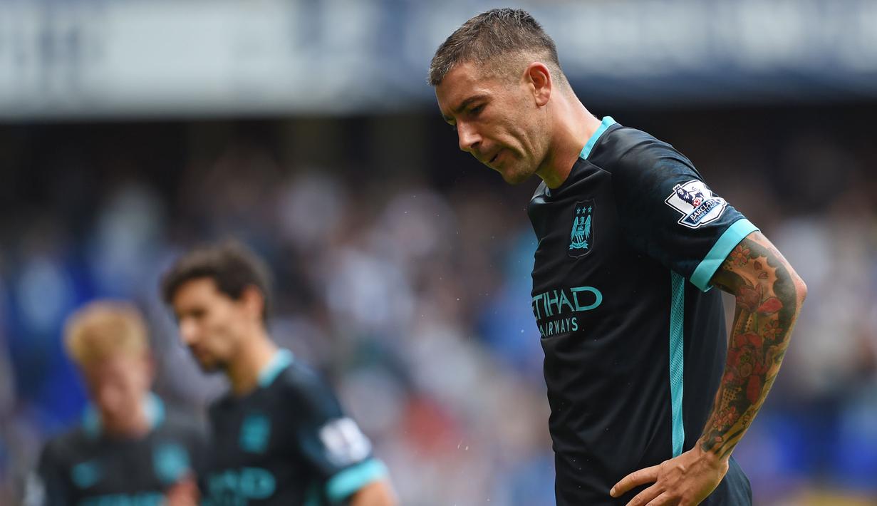 Bek sayap Manchester City, Aleksandar Kolarov tampak murung usai takluk 1-4 dari Tottenham pada laga Liga Inggris di Stadion White Hart Lane, London, Sabtu (26/9/2015). (Action Images via Reuters/Tony O'Brien)