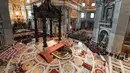 Suasana prosesi Jumat Agung memperingati penyiksaan Yesus sebelum disalibkan di Basilika Santo Petrus, Vatikan, Jumat (19/4). (Tiziana Fabi/Pool Photo via AP)