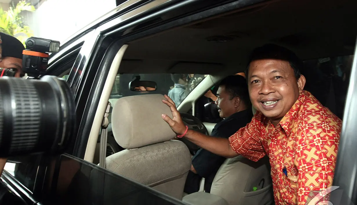 Wayan menerangkan sepintas perihal pemeriksaannya. Ia lebih banyak menebar senyum usai diperiksa KPK, Jakarta, Selasa (2/9/2014) (Liputan6.com/Faisal R Syam)