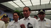 Presiden Joko Widodo atau Jokowi meninjau arus mudik Lebaran 2024 di Stasiun Pasar Senen Jakarta Pusat, Senin (8/4/2024). (Liputan6.com/ Lizsa Egeham) (Liputan6.com/ Lizsa Egeham)