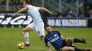 Gelandang Inter Milan, Antonio Candreva, terjatuh saat berebut bola dengan kapten Lazio, Senad Lulic, pada laga Serie A, Italia, di Stadion Giuseppe Meazza, Milan Sabtu (30/12/2017). Inter Milan ditahan imbang 0-0 oleh Lazio. (AP/Antonio Calanni)
