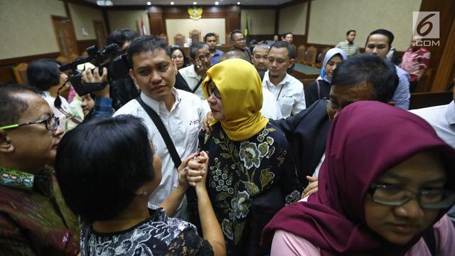 Tangis Kerabat di Sidang Vonis Karen Agustiawan