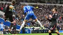 Aksi pemain Brighton, Glenn Murray (tengah) menyundul bola ke gawang Arsenal pada laga Premier League di American Express Community Stadium, Brighton, (4/3//2018). Arsenal kalah 1-2. (AFP/Glyn Kirk)