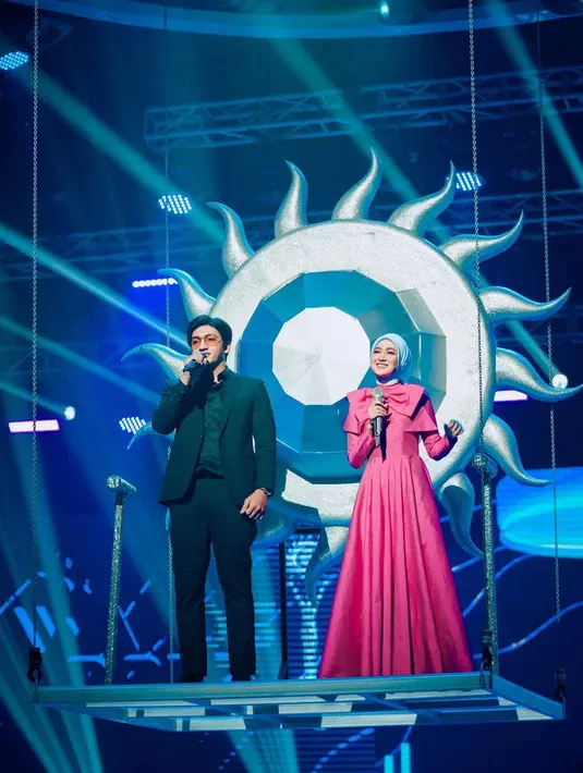 Tidak hanya membacakan nominasi, pemeran Syifa dan Dafri ini pun mempersembahkan suara emasnya di panggung SCTV Award yang digelar pada Senin (14/11). Syifa tampil anggun dengan gaun berwarna merah muda dan hijab putih. Sementara, Harris tampil gagah dengan setelan jas hitam yang dilengkapi kacamata. (Liputan6.com/IG/@harrisvriza)