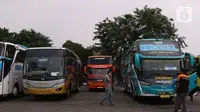 Sejumlah bus AKAP terparkir di terminal Kalideres, Jakarta Barat, Kamis (30/7/2020). Penghapusan SIKM  diyakini dapat mendongkrak tingkat okupansi angkutan darat, khususnya bus antarkota antarprovinsi (AKAP) hingga 50 persen. (Liputan6.com/Angga Yuniar)