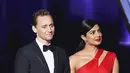 Meski baru saja putus cinta, Tom Heddleston tetap terlihat baik-baik saja saat berada di atas panggung bersama Pryanka Chopra. Beberapa kali ia terlihat melempar senyum dan terlihat romantis bersama Pryanka. (AFP/Bintang.com)
