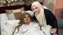 Nathalie Holscher juga menjenguk Shindy Samuel usai operasi bariatrik. Shindy Samuel terlihat baik-baik saja usai operasi. Dukungan para seleb ini sangat berarti bagi Shindy. (Liputan6.com/IG/rendyshindy_samuel)